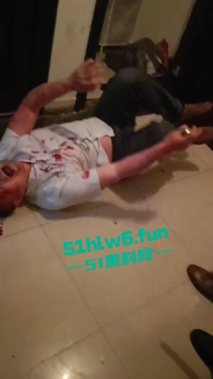 四川达州狗男女出轨抓奸在床,秃头奸夫被对方老公暴打出血躺地喊妈。-3