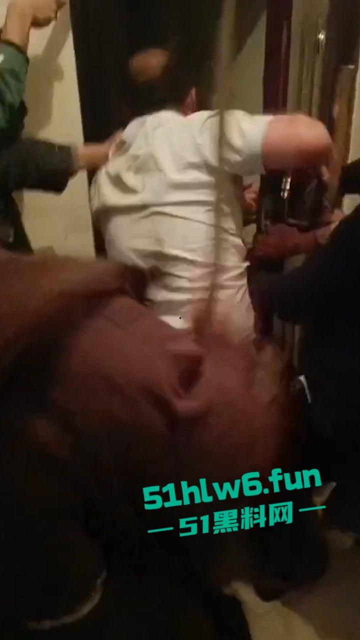 四川达州狗男女出轨抓奸在床,秃头奸夫被对方老公暴打出血躺地喊妈。-4