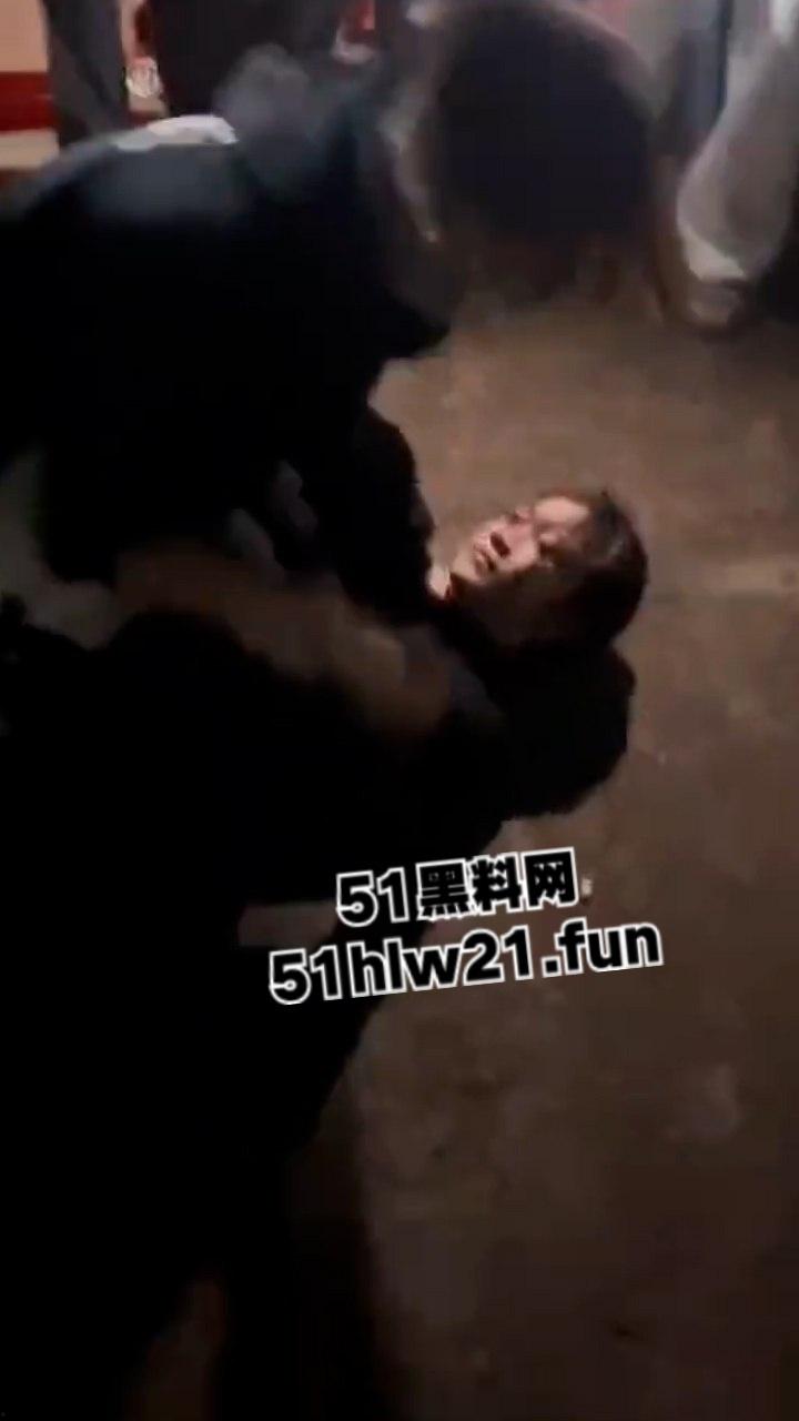 潮汕精神小妹为抢帅哥交配权,当街大打出手拳打脚踢薅头发,就看谁得骚劲大!-1