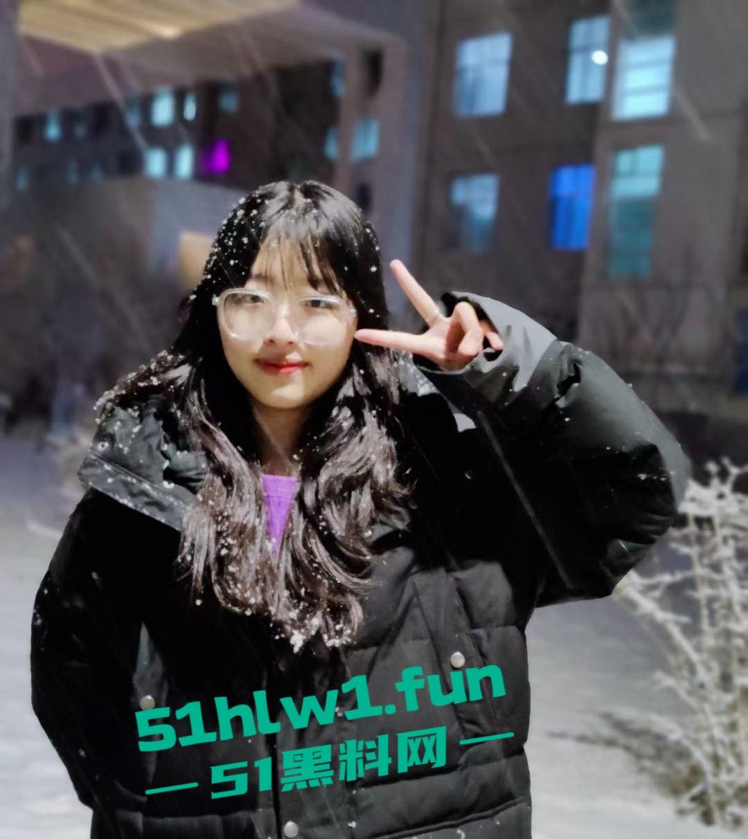 青海大学大一嫩妹【伍悦】露脸约炮视频被曝,粉嫩逼穴水润多汁,口交骑乘样样精通。-1