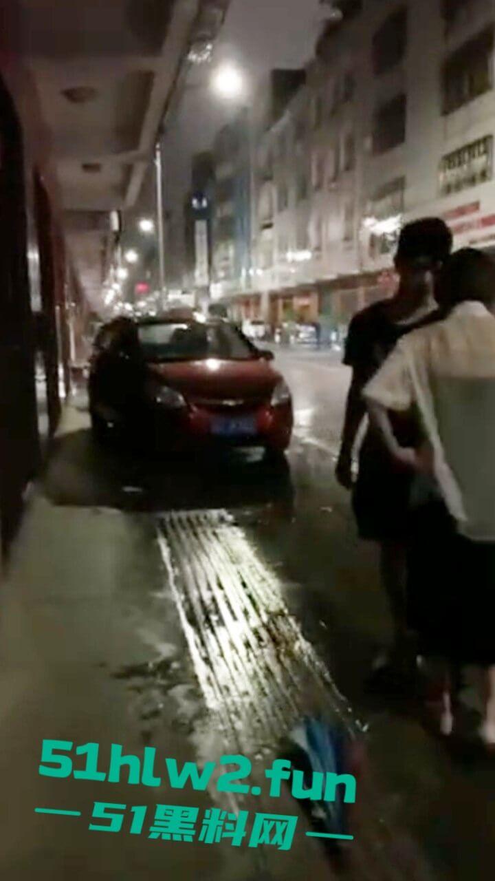 广东渣女开男友车装白富美出轨车震情人,男友用GPS找到当场抓住俩人奸情胆子是真大啊。-6