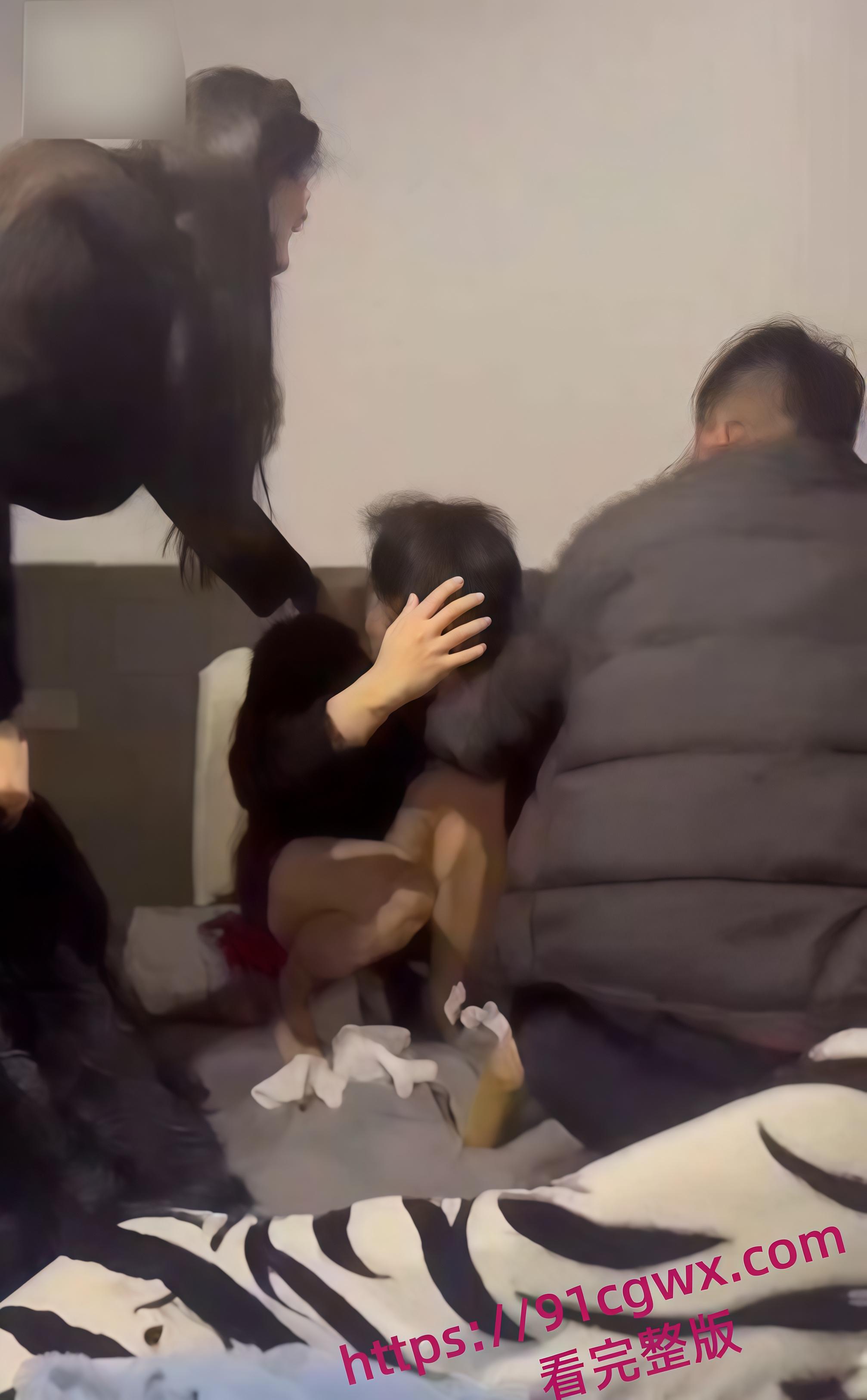 温州龙港人妻神探附体联手正夫现场抓奸 狗男女床上被揍得怀疑人生 场面混乱程度堪比三战-1