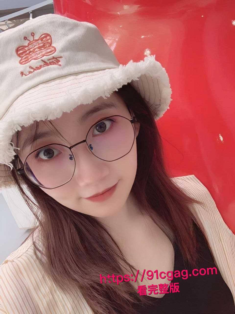 真实约炮!!!在网上撩了个大学生,戴着个眼镜清纯文静的妹子被我调教成专属母狗!-1