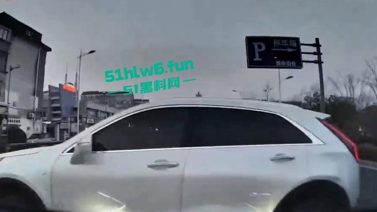 江苏南通小仙女和男友吵架崩溃发疯,竟抢夺方向盘导致车祸,恳求不要告诉警察否则会判刑。-4