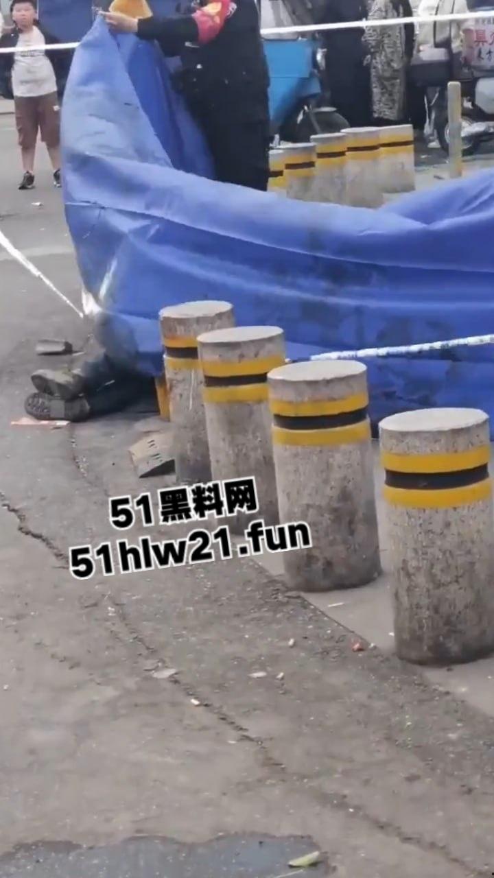 浙江绍兴大唐街道大润发超市门外,发生持刀伤人恶性事件,多名男子浑身是血倒地不起,行凶者疑似报复社会。-11