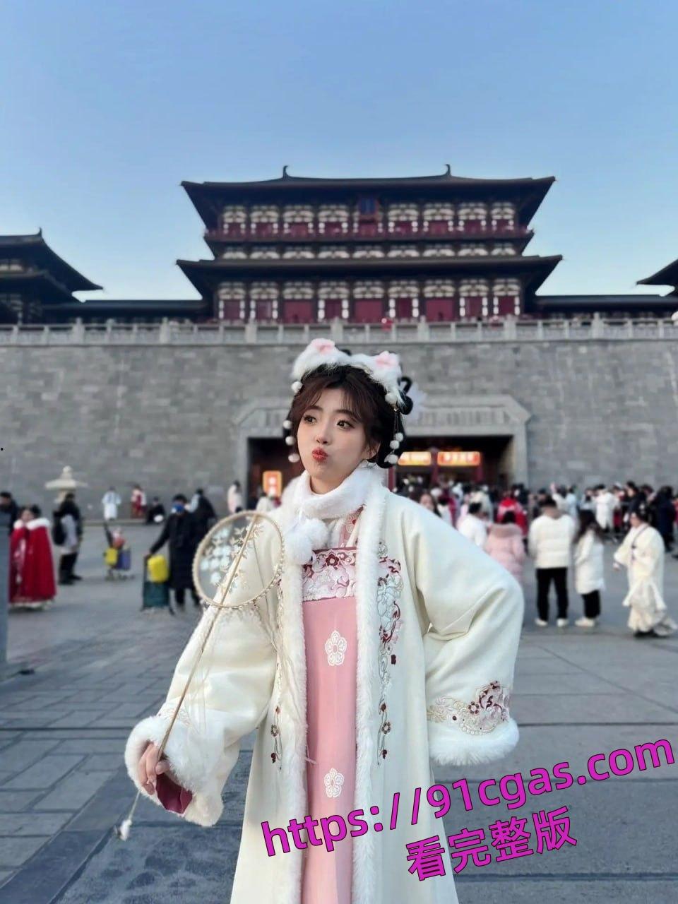 西南民大汉的女大学生妹田佳子穿着汉服抠穴,给男朋友带绿帽-4